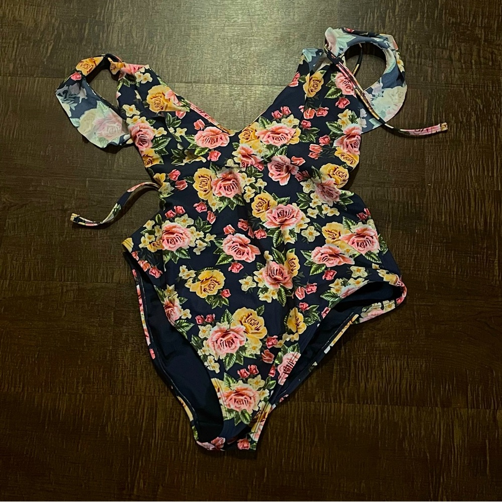 ⭐️ Purple Floral Cheeky Deep V Neck Swimsuit With Adjustable Straps ⭐️